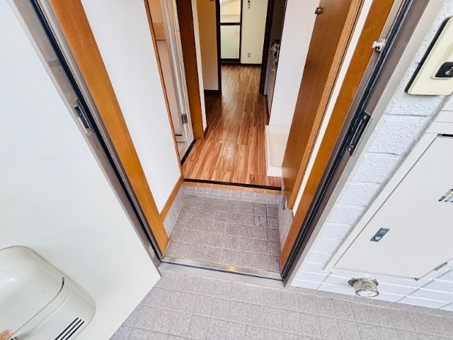 玄関　別部屋参照。