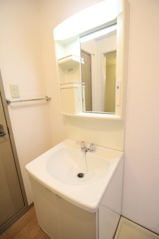 洗面設備　独立洗面台、朝の身支度には欠かせません