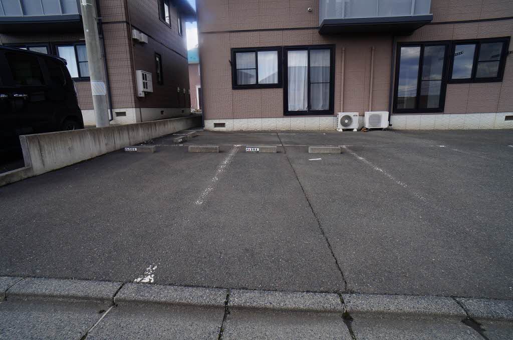 建物外観　駐車場