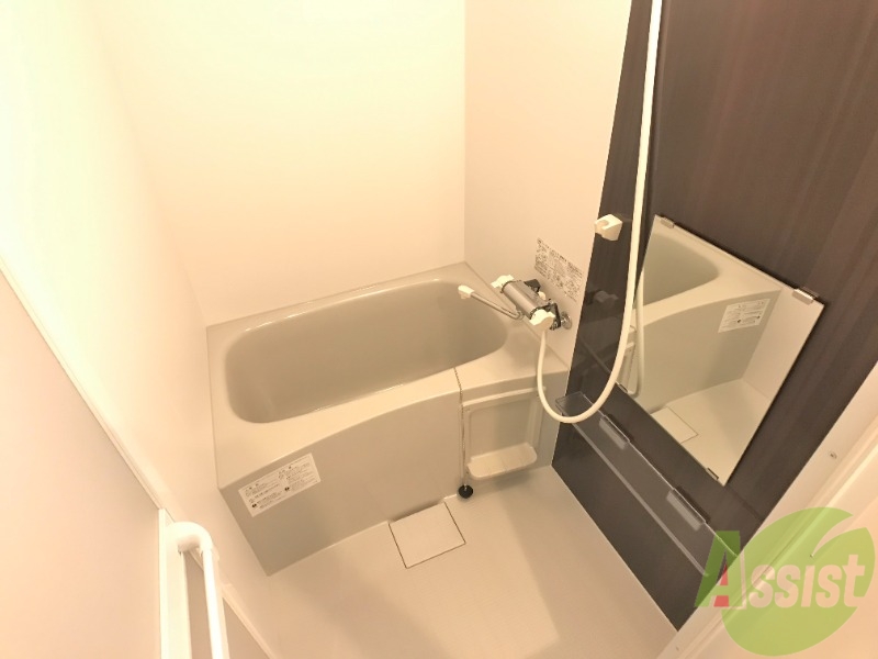 バス・シャワールーム　バスルームは狭すぎず、シャワーも浴びやすそうです。