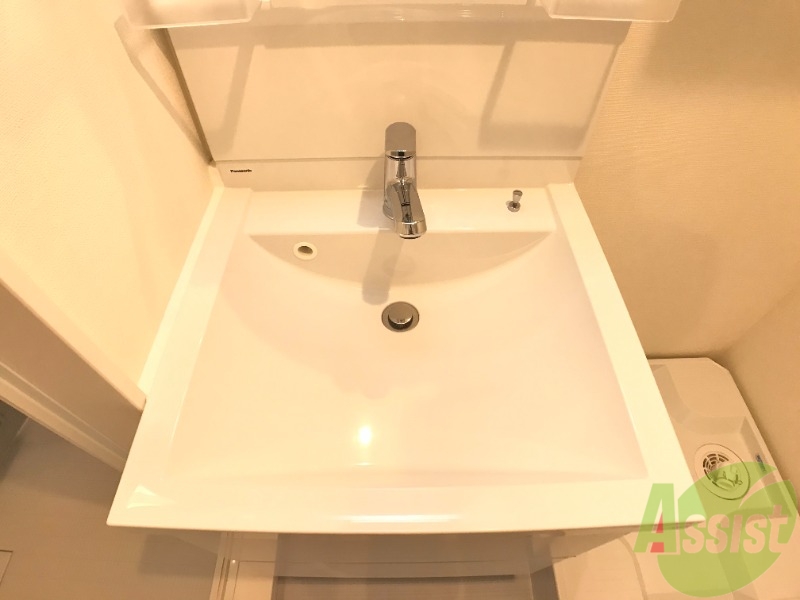 洗面設備　洗面台です。シンプルなつくりなので、お手入れしやすそうです。