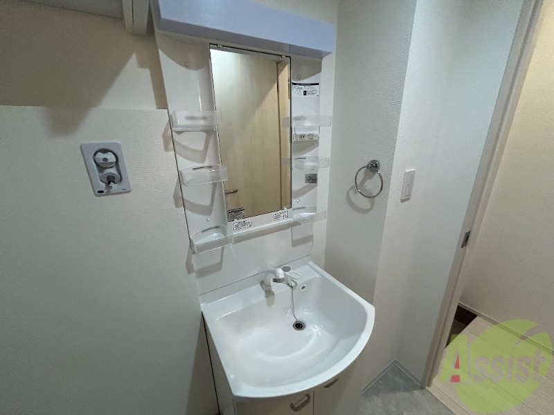 洗面設備　独立洗面台がございます。朝の支度はここで済ませましょう。