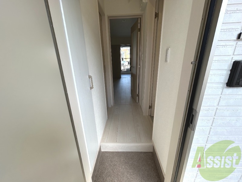 玄関　玄関からはこんな感じ。丁度いい高さのステップがございます。