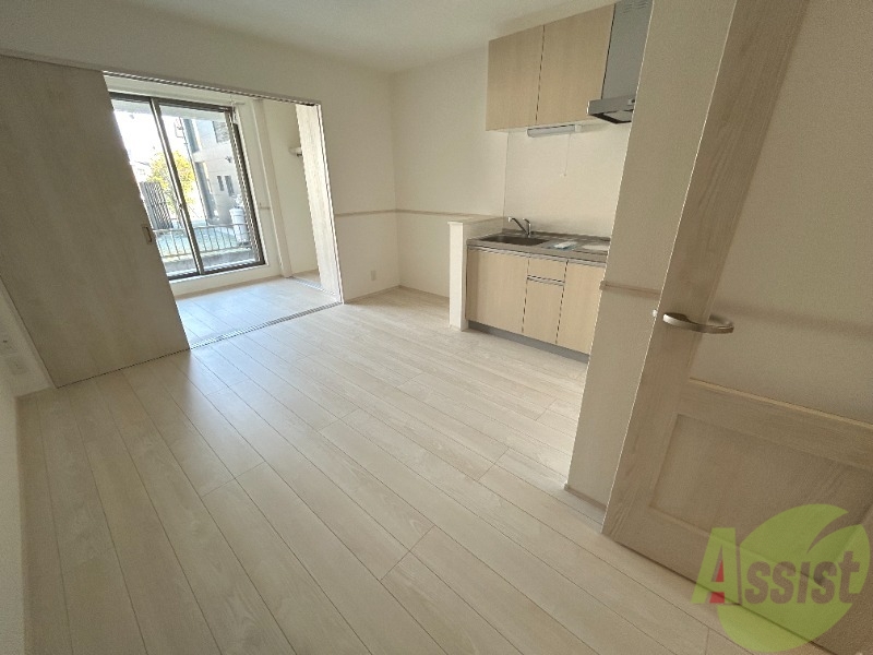 居室・リビング　８．２帖のＬＤＫです。白を基調とした空間がオシャレです。