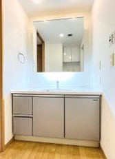 洗面設備　コンパクトで使いやすい洗面所