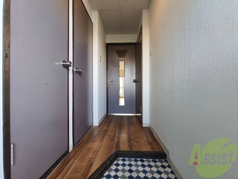 玄関　玄関です。すぐ広いリビングにつながっています。