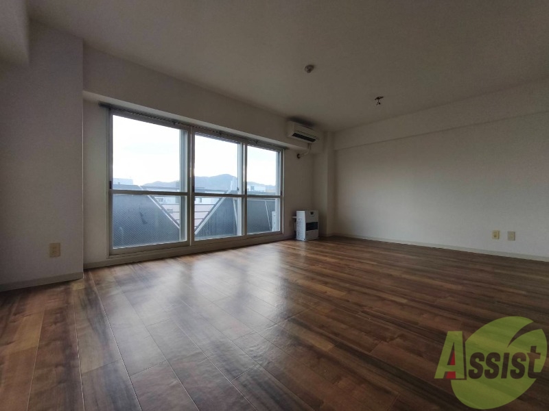 居室・リビング　リビングです。木目のフローリングが落ち着きますね。