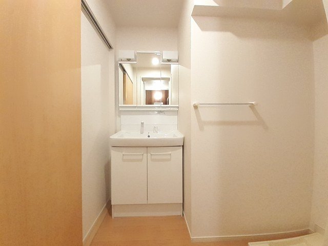 洗面設備　明るい洗面所です