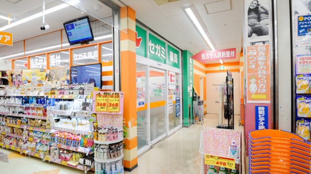 ドラックストア　セガミ薬局　阪急三国店（ドラッグストア）まで888m