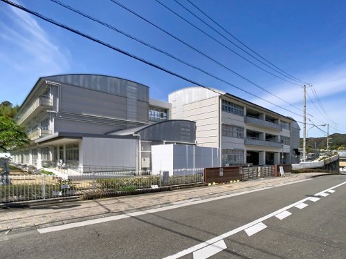 小学校　高知市立横内小学校（小学校）まで467m