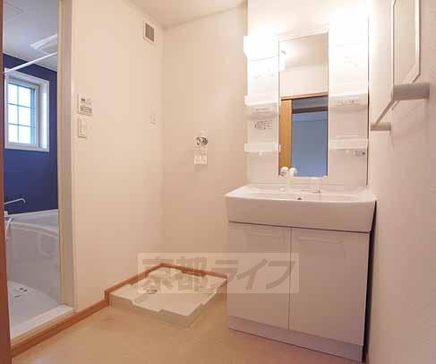 洗面設備　ちょっと広めの洗面所です。