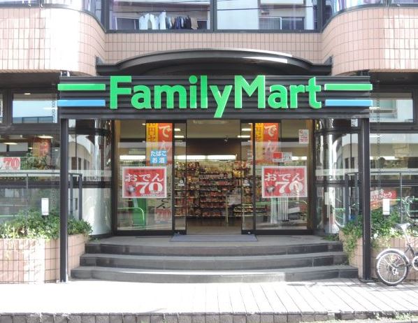 コンビニ　ファミリーマート南青山四丁目店（コンビニ）まで242m