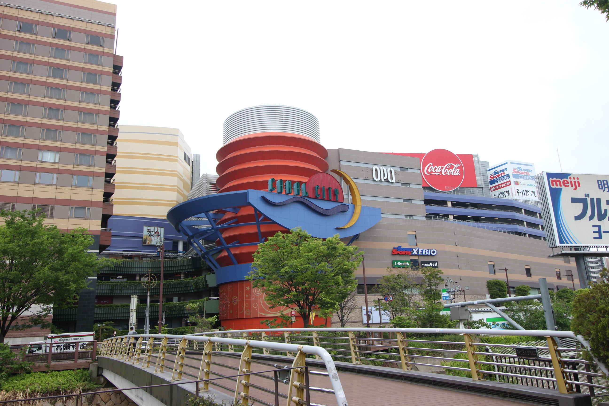 ショッピングセンター　キャナルシティ博多（ショッピングセンター）まで244m