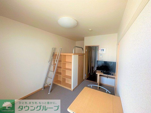居室・リビング　2階のお部屋です。（カーペット）