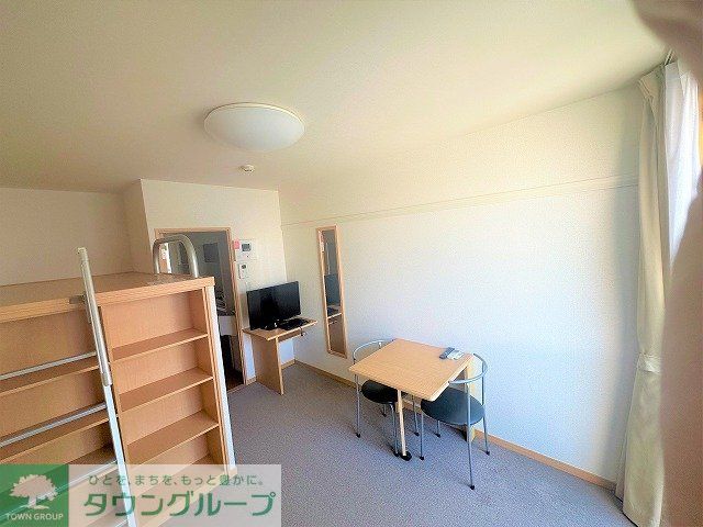 居室・リビング　2階のお部屋です。（カーペット）