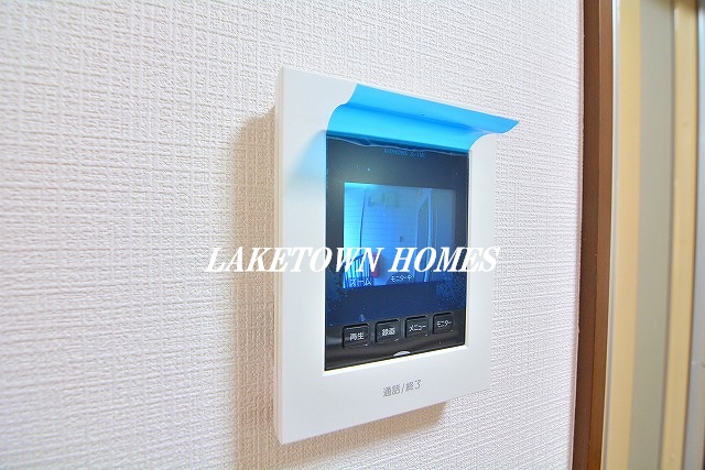 セキュリティ　来訪者の確認が出来るモニター付インターホンです。