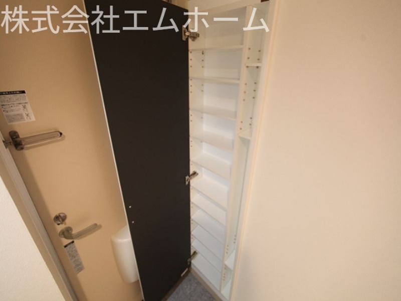 玄関　玄関　シューズボックス付（収納充実してます）