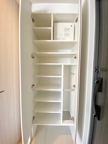 玄関　写真と現況が異なる場合は現況を優先いたします。