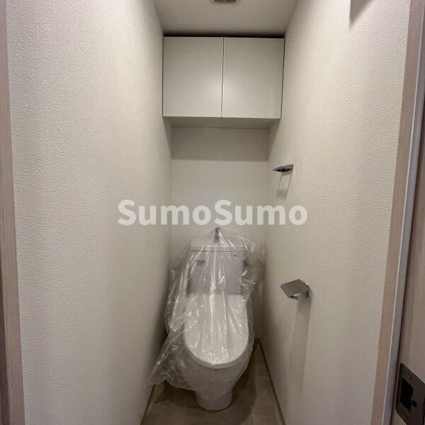 トイレ　落ち着いた色調のトイレです