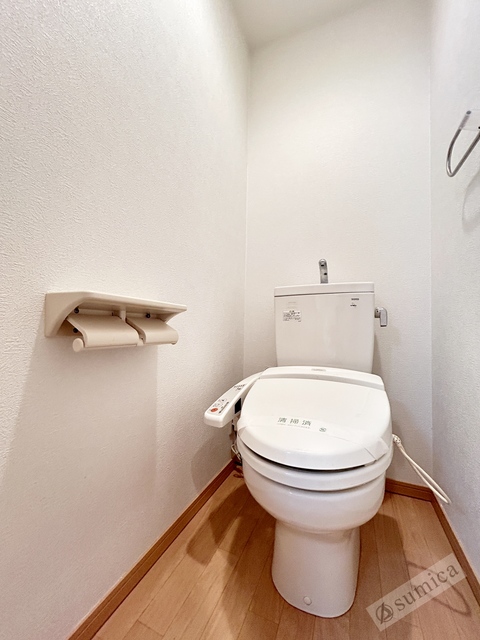 トイレ　人気アイテムの温水洗浄便座。清潔感のあるトイレです。