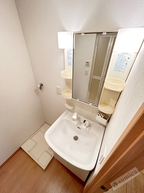 洗面設備　洗面台独立、洗髪洗面化粧台で朝の身支度もはかどります。