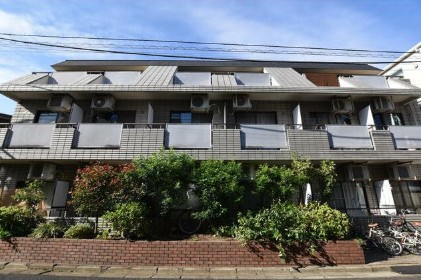 建物外観　鉄筋コンクリート造のがっちりとした建物。