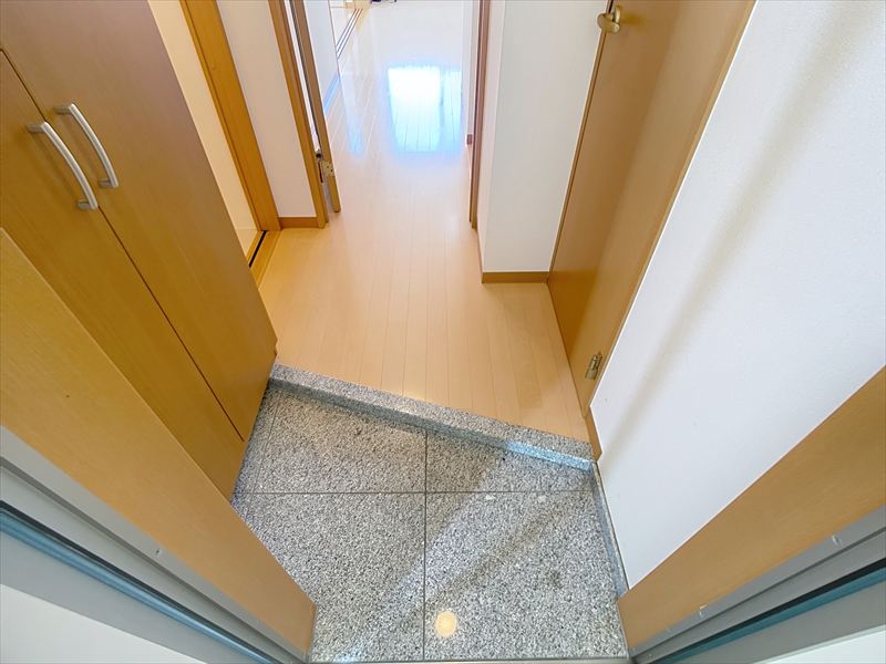 玄関　※写真は同物件の別部屋です