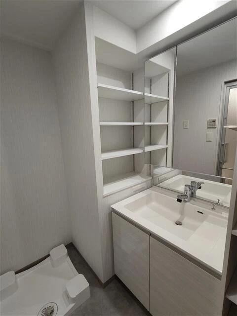 洗面設備　大きな鏡の独立洗面台