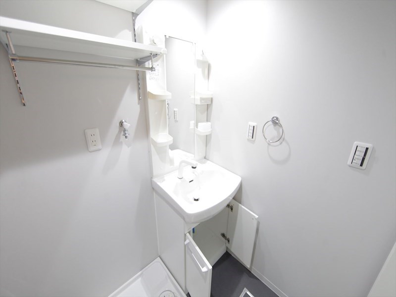 洗面設備　脱衣所　独立洗面台（シャンプードレッサー付）収納スペース有