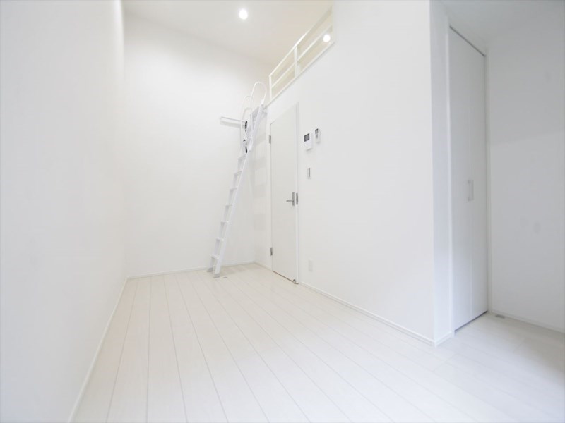 居室・リビング　洋室6.1帖　ロフト5.5帖（収納にも寝室にも使えます）