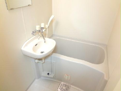 バス・シャワールーム　風呂トイレ別の為、湯船にゆったりつかれます。