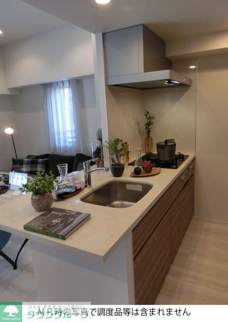 キッチン　Ｆタイプ2015年3月撮影 ＭＲ時の写真で調度品等は含まれ…