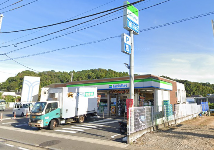 コンビニ　ファミリーマート（コンビニ）まで831m