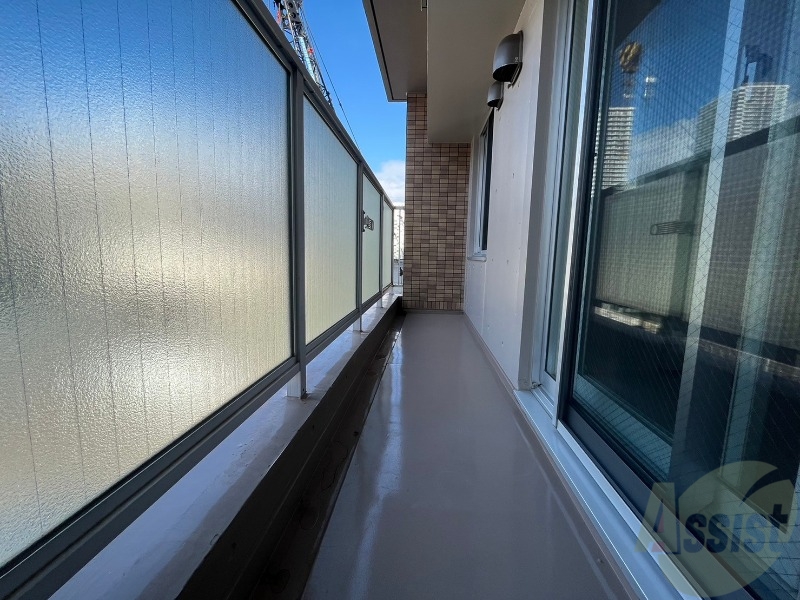 バルコニー　バルコニーが広くプチガーデニングも出来そうですね。