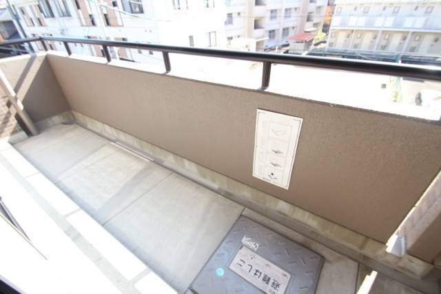 バルコニー　幅のあるベランダで洗濯物も干しやすいです。（イメージ写真）