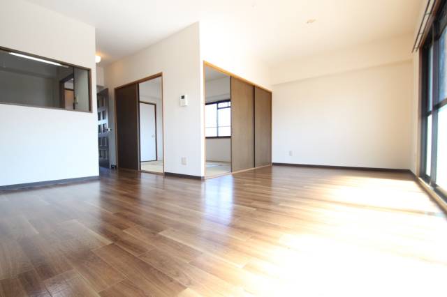 居室・リビング　日当たりの良い広いリビングです。（イメージ写真）