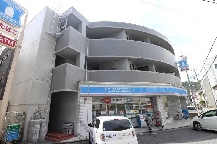 コンビニ　ローソン（コンビニ）まで741m