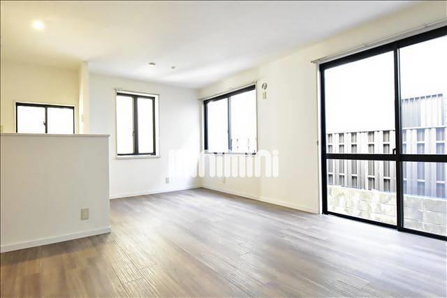 居室・リビング　２面採光の明るいリビング