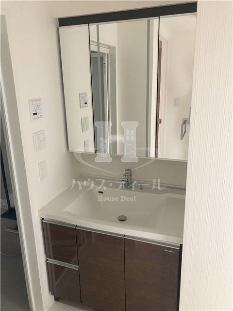 洗面設備　独立洗面台、朝の身支度には欠かせません