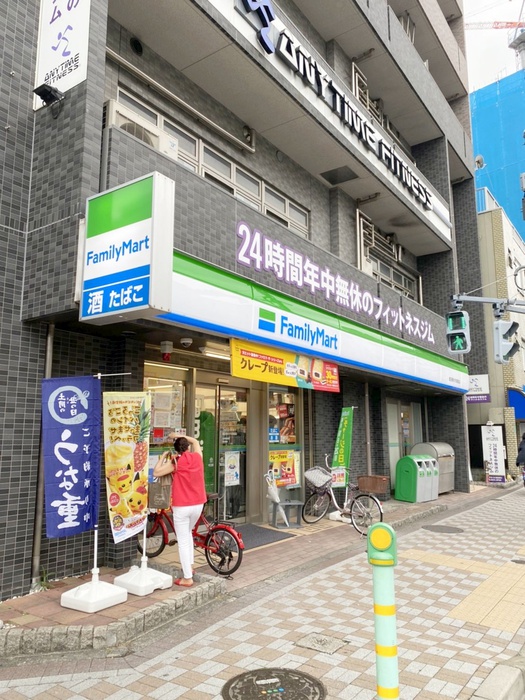 コンビニ　ファミリーマート（コンビニ）まで400m