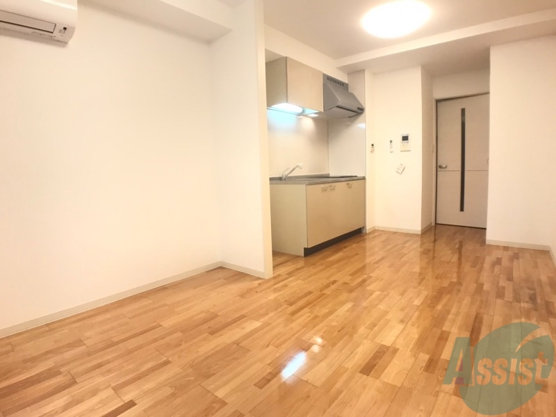 居室・リビング　リビングは窓が大きいので、日中はよく陽が入ってきます。