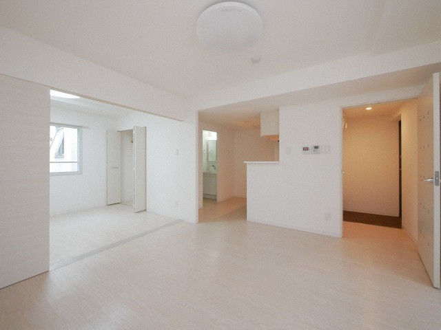 居室・リビング　明るい居間で気持ちまで明るくなりますね！