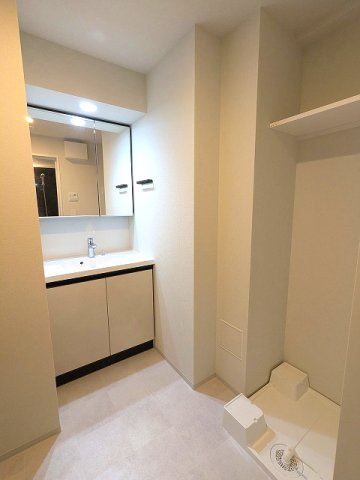 洗面設備　トイレと独立した洗面脱衣室、2面鏡付洗面台、洗濯機置場は排水