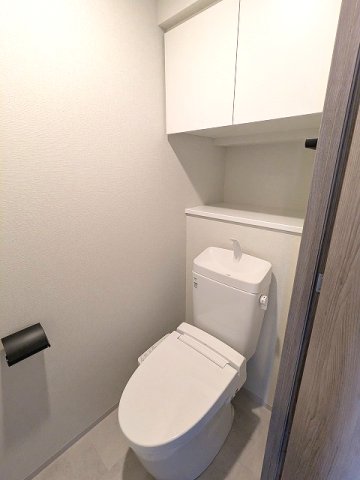 トイレ　洗面室と独立した温水洗浄便座です