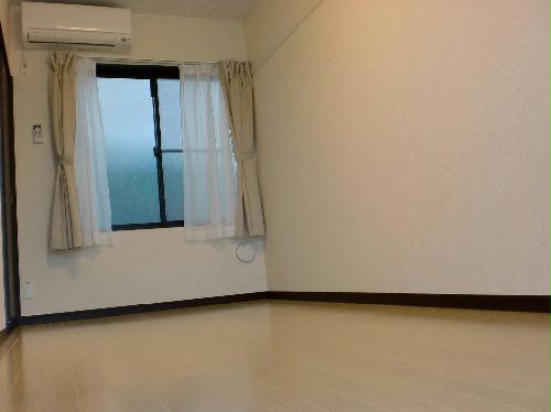 居室・リビング　【床材】1Fフローリング　2Ｆ以上は絨毯です。