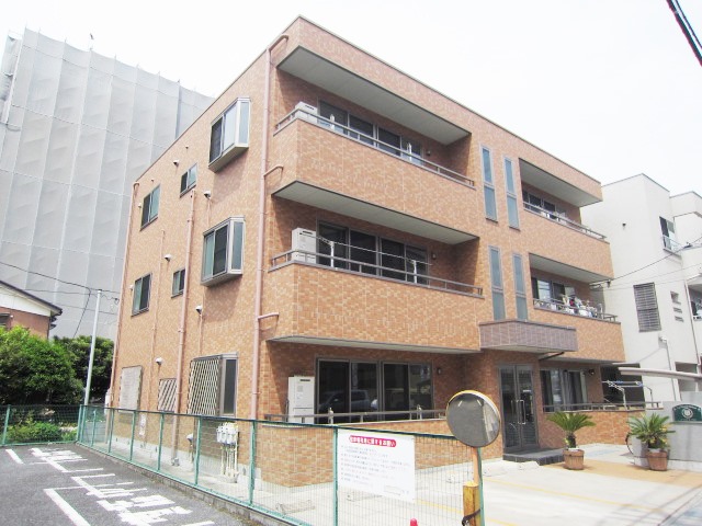 建物外観　タイル張りのキレイな外観。