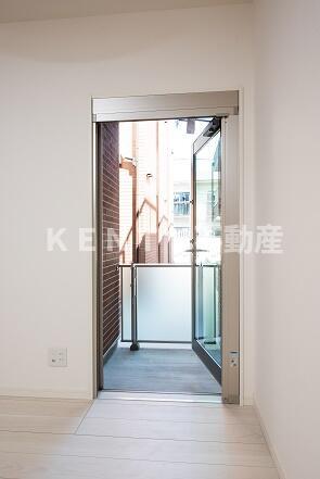 バルコニー　暖かな日差しのふりそそぐバルコニー