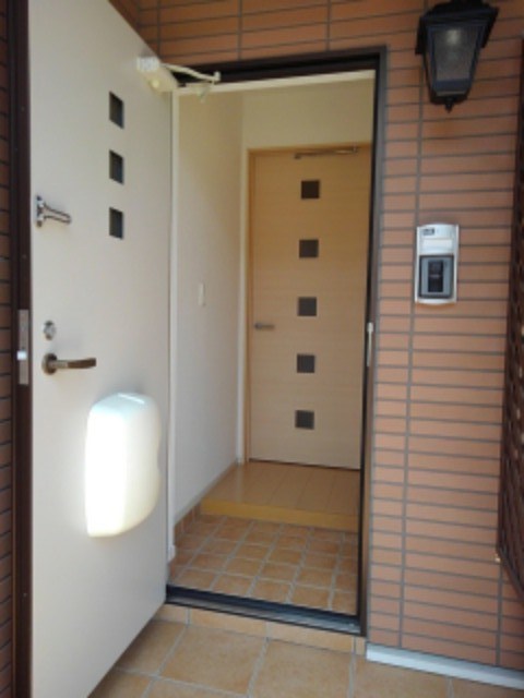 玄関　写真は101号室です（参考）