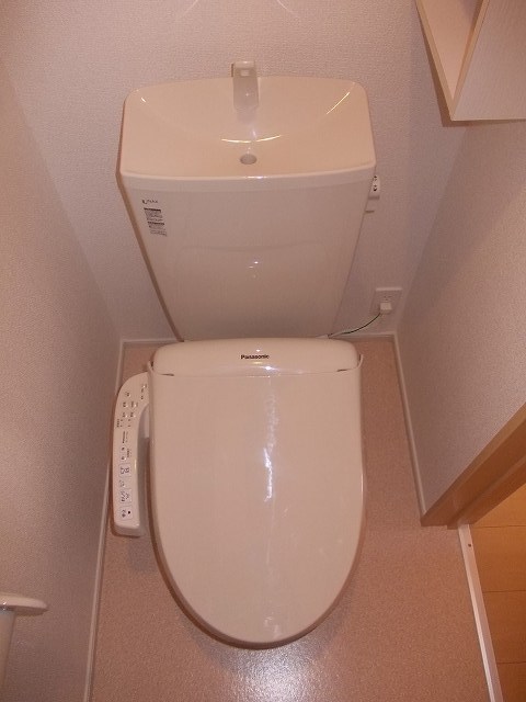 トイレ　写真は101号室です（参考）