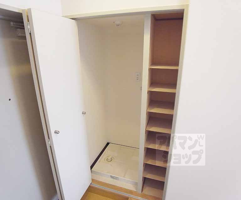収納　開けるとシューズボックスと洗濯機置き場が。